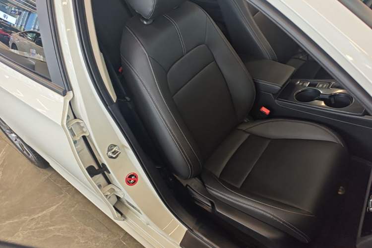 Used Honda Civic 2023 240TURBO CVT Dynamic · Center Stage Special Edition Right Front Seat