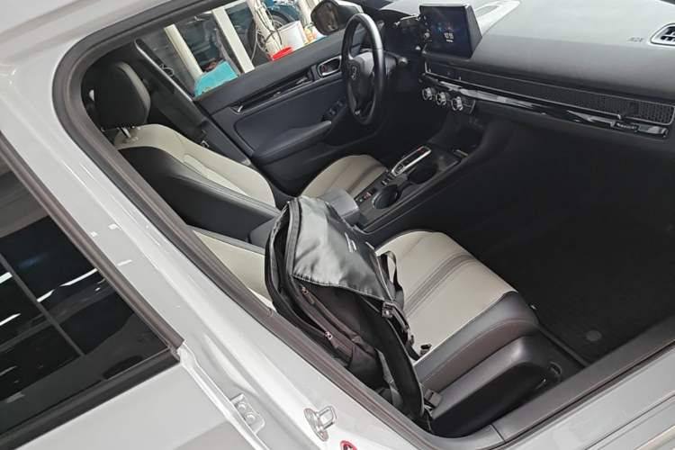 Used Honda Civic 2023 HATCHBACK 2.0L eHEV Extreme Control Edition Right Front Seat