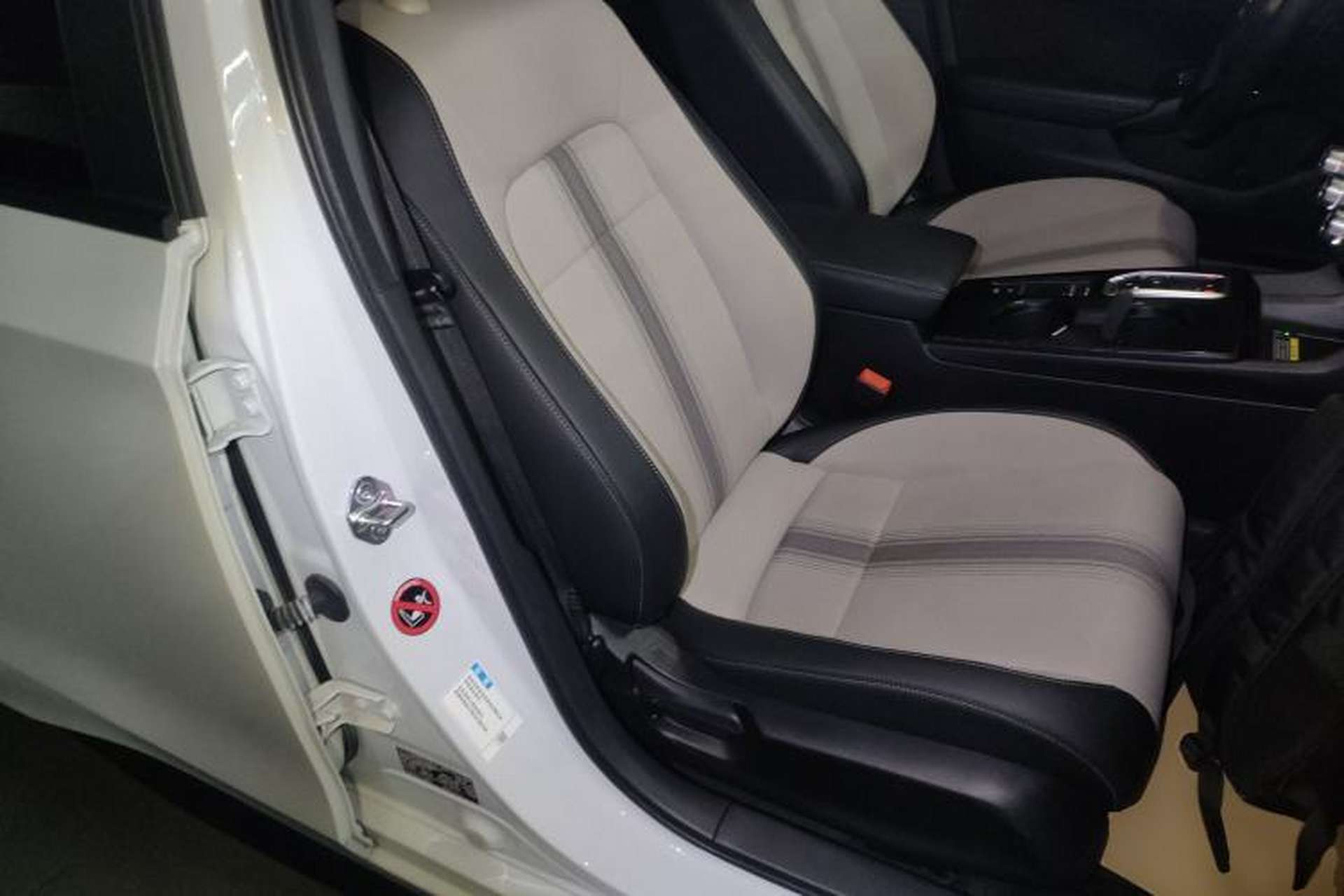 Used Honda Civic 2023 HATCHBACK 2.0L eHEV Extreme Control Edition Right Front Seat