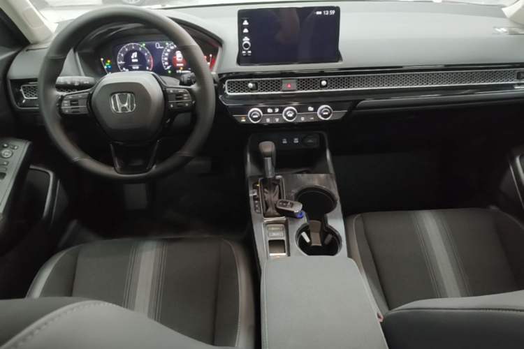 Used Honda Civic 2025 240TURBO CVT Smart & Fun Plus Center Console