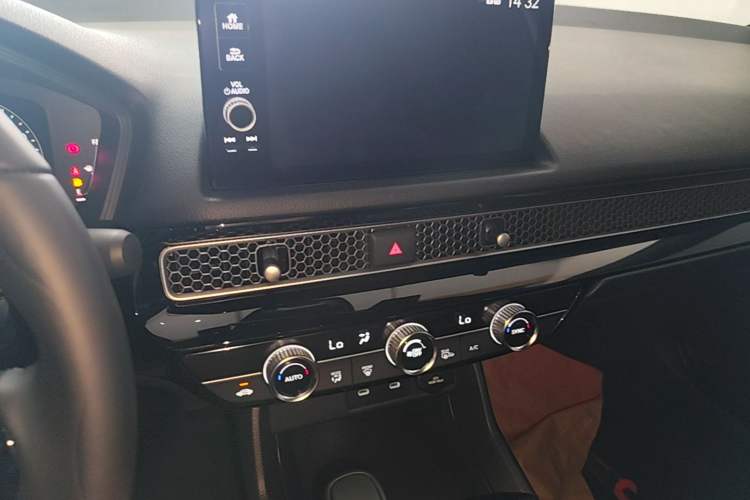 Used Honda Civic 2025 240TURBO CVT SmartFun Pro Audio And AC Panel
