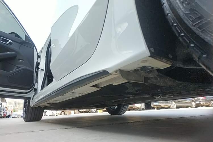 Used Honda Civic 2025 240TURBO CVT SmartFun Pro Left Side Sill