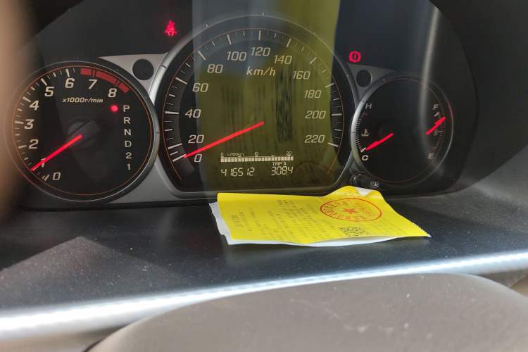 Used Honda CR-V 2005 2.4L automatic Odometer Close Up