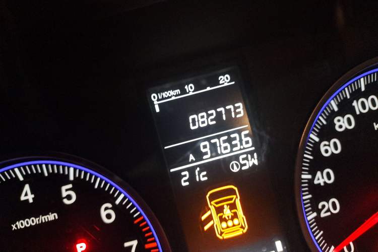 Used Honda CR-V 2007 2.4L automatic four-wheel drive Prestige Edition Odometer Close Up
