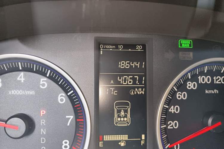 Used Honda CR-V 2007 2.4L automatic four-wheel drive luxury edition Odometer Close Up