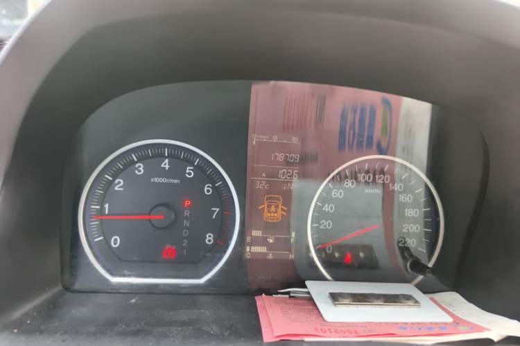 Used Honda CR-V 2007 2.4L automatic four-wheel drive luxury edition Odometer Close Up