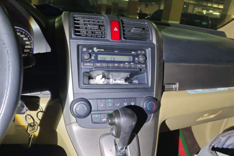 Used Honda CR-V 2008 2.0L automatic two-wheel drive urban version Audio And AC Panel