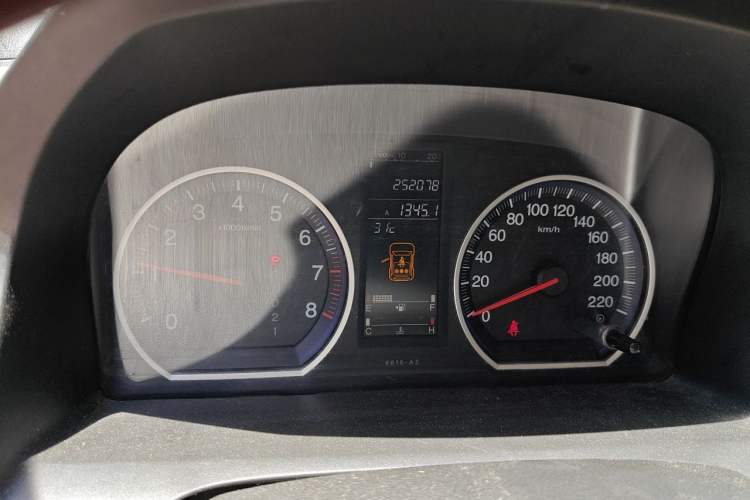 Used Honda CR-V 2008 2.0L automatic two-wheel drive urban version Odometer Close Up