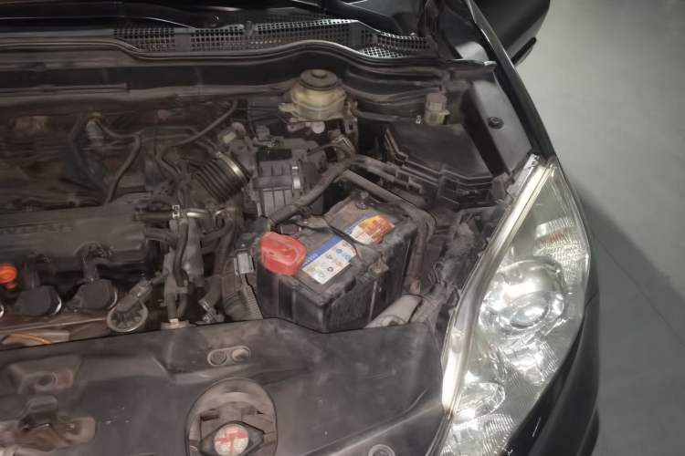 Used Honda CR-V 2010 2.0L manual two-wheel drive urban version Engine Bay Left