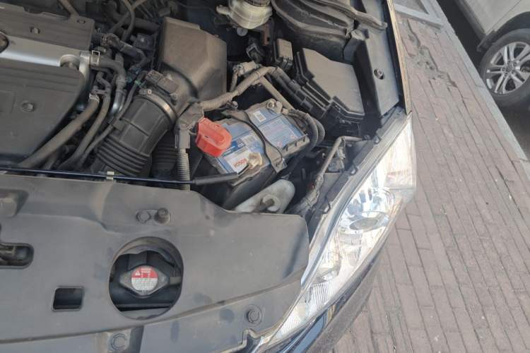 Used Honda CR-V 2010 2.4L automatic four-wheel drive luxury version Engine Bay Left