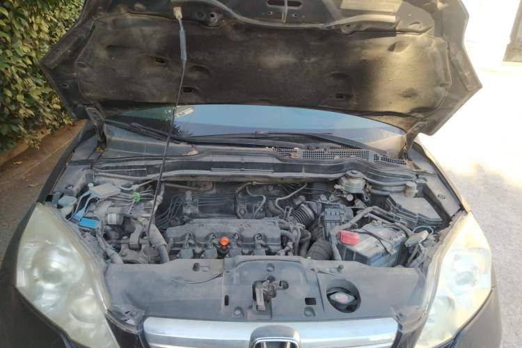 Used Honda CR-V 2010 2.0L manual two-wheel drive urban version Engine Bay