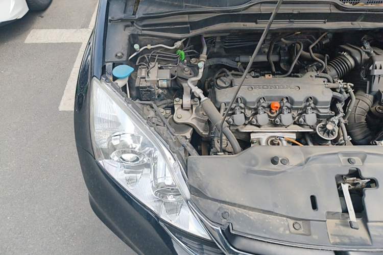 Used Honda CR-V 2010 2.0L manual two-wheel drive urban version Engine Bay Right