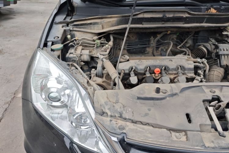 Used Honda CR-V 2010 2.0L Automatic Four-Wheel Drive Classic Edition Engine Bay Right
