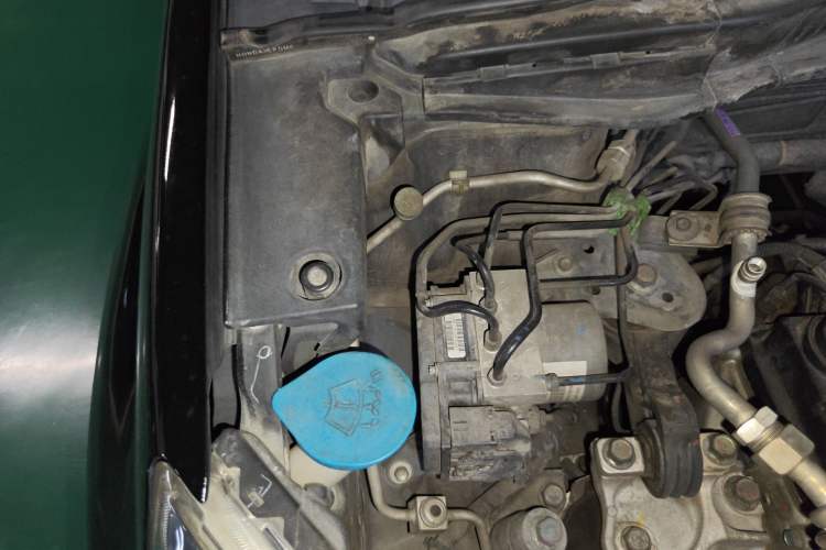 Used Honda CR-V 2010 2.0L automatic two-wheel drive urban version Engine Bay Right