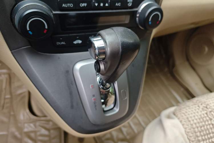 Used Honda CR-V 2010 2.4L automatic four-wheel drive luxury version Gear Lever