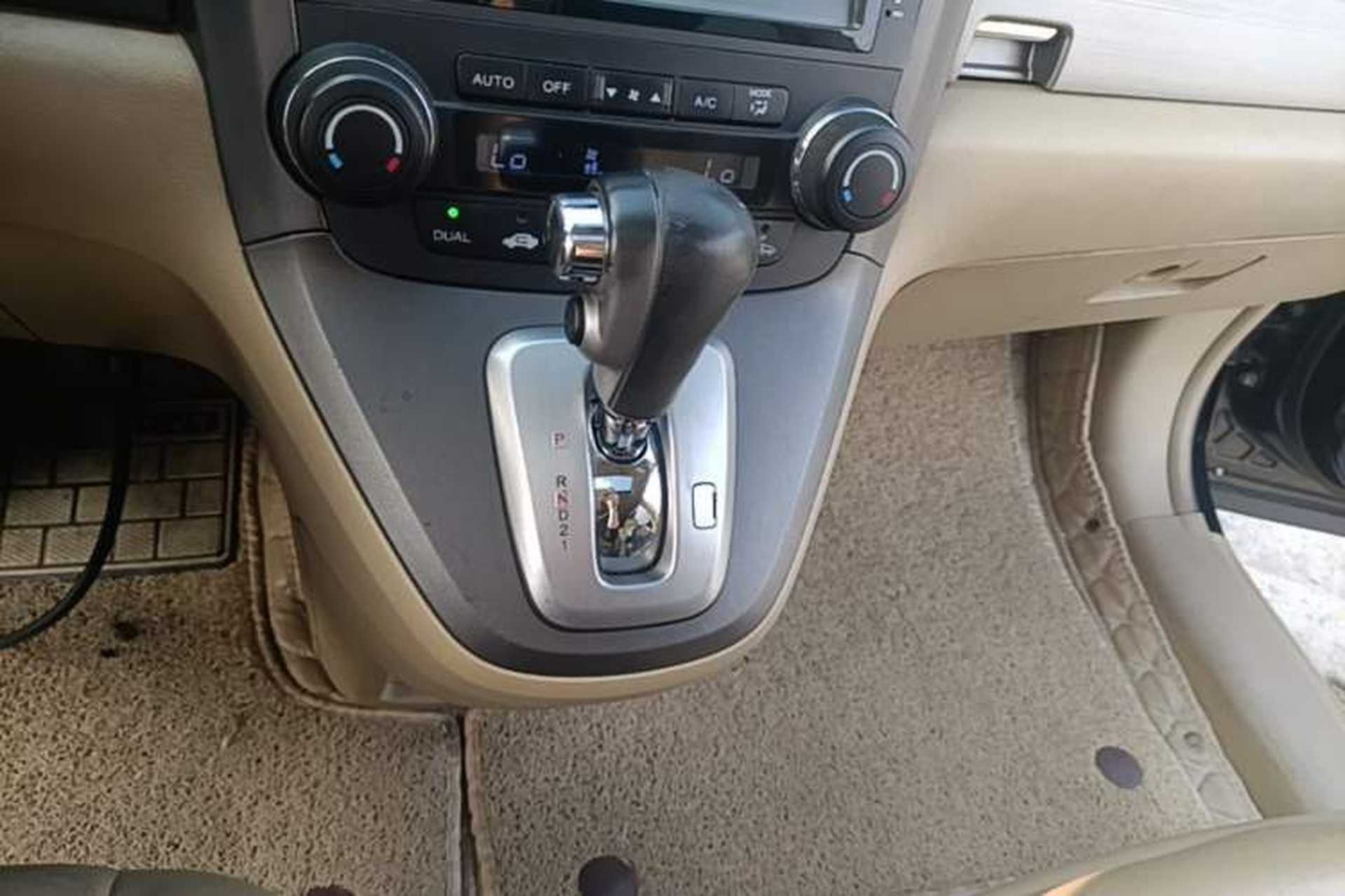Used Honda CR-V 2010 2.4L automatic four-wheel drive luxury version Gear Lever