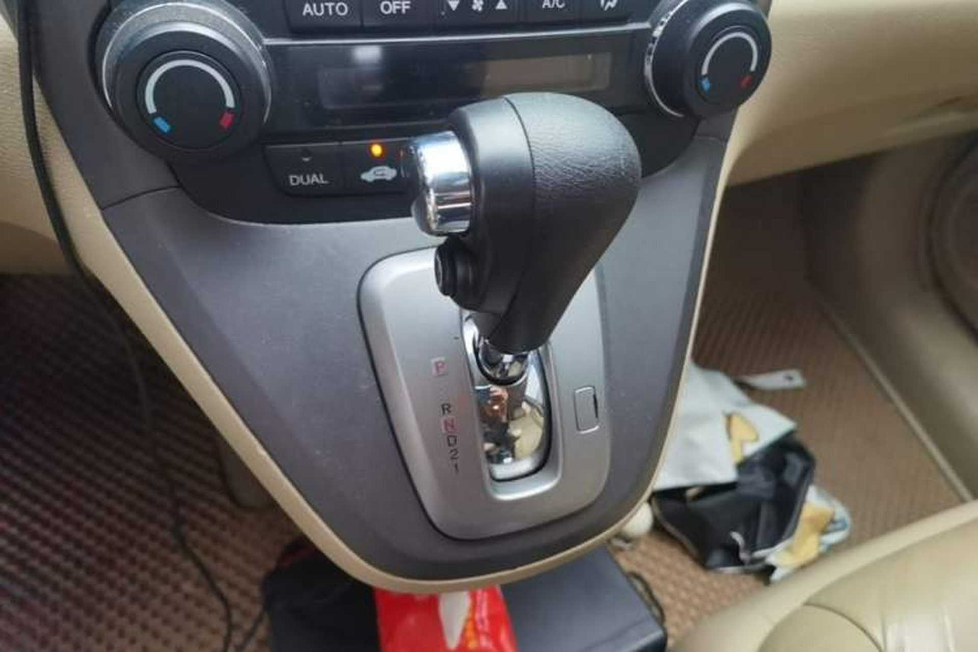 Used Honda CR-V 2010 2.4L automatic four-wheel drive luxury version Gear Lever
