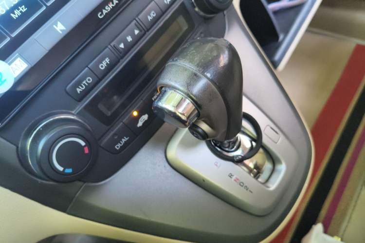 Used Honda CR-V 2010 2.4L automatic four-wheel drive luxury version Gear Lever