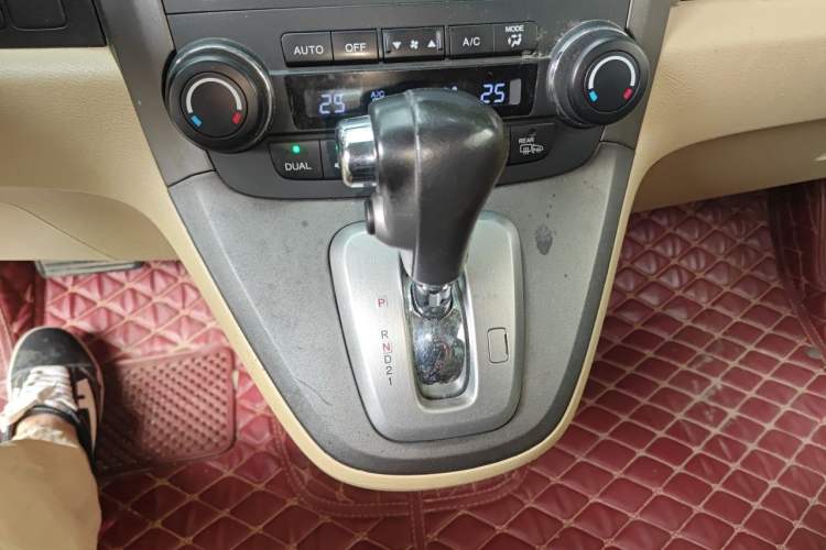 Used Honda CR-V 2010 2.4L automatic four-wheel drive luxury version Gear Lever