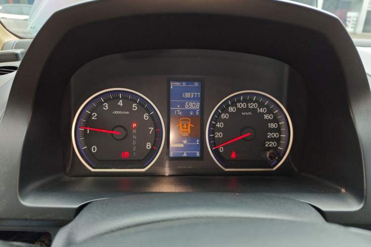 Used Honda CR-V 2010 2.4L automatic four-wheel drive luxury version Odometer Close Up