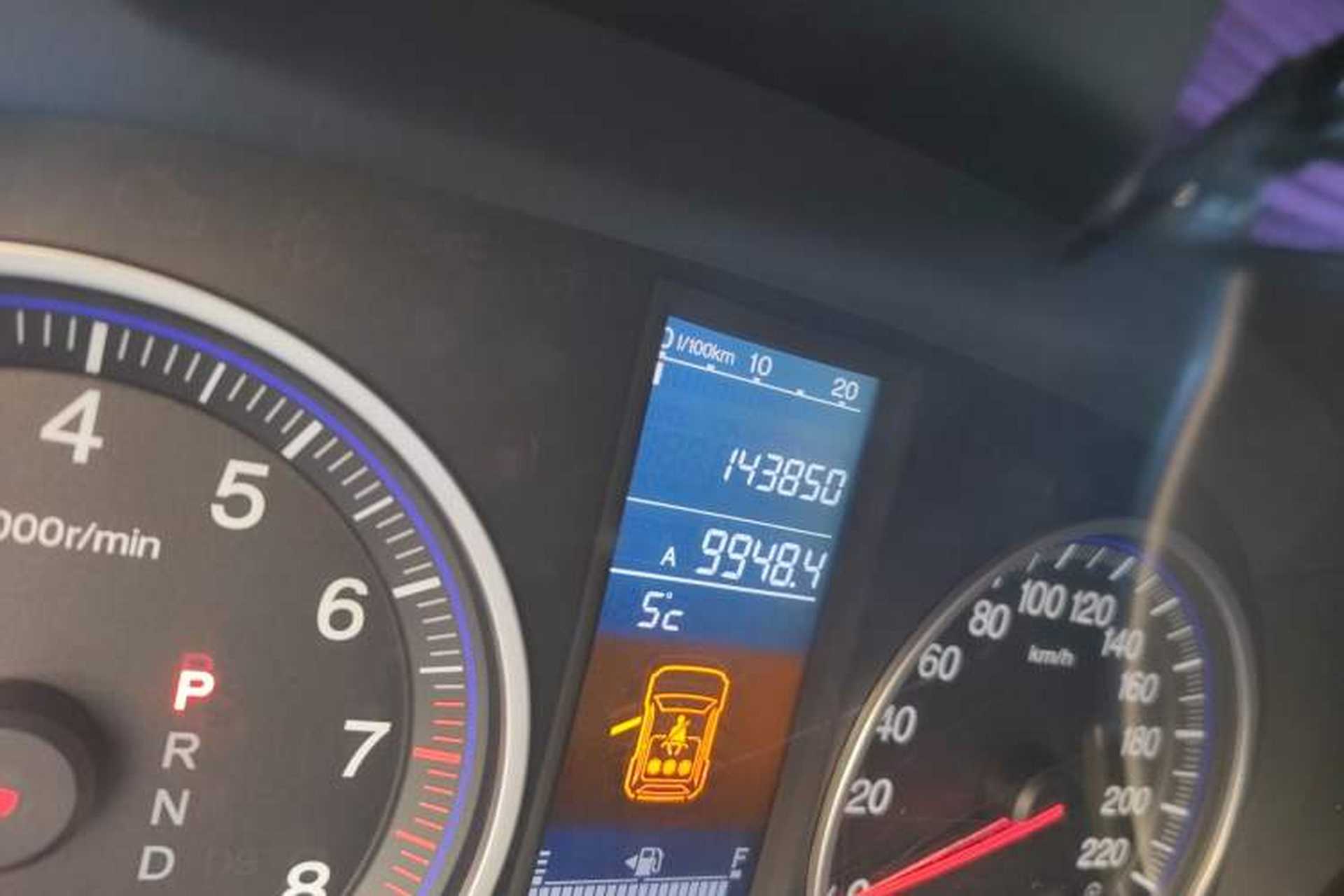 Used Honda CR-V 2010 2.0L automatic two-wheel drive urban version Odometer Close Up