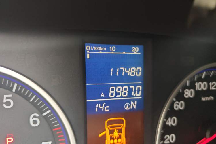 Used Honda CR-V 2010 2.4L automatic four-wheel drive luxury version Odometer Close Up