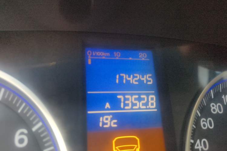 Used Honda CR-V 2010 2.0L manual two-wheel drive urban version Odometer Close Up