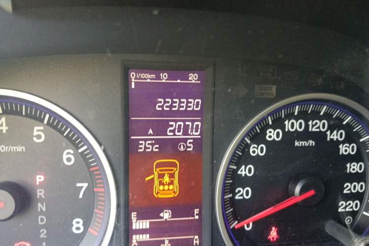 Used Honda CR-V 2010 2.4L automatic four-wheel drive luxury version Odometer Close Up