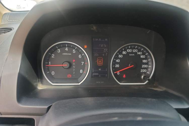 Used Honda CR-V 2010 2.4L automatic four-wheel drive luxury version Odometer Close Up