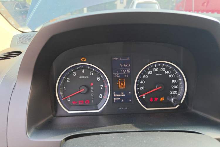 Used Honda CR-V 2010 2.4L automatic four-wheel drive luxury version Odometer Close Up