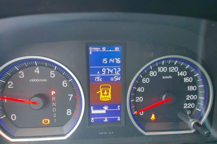 Used Honda CR-V 2010 2.4L automatic four-wheel drive luxury version Odometer Close Up