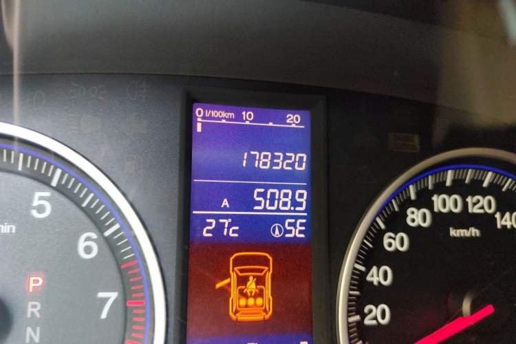 Used Honda CR-V 2010 2.4L automatic four-wheel drive luxury version Odometer Close Up