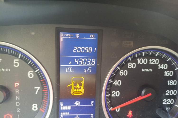 Used Honda CR-V 2010 2.4L automatic four-wheel drive luxury version Odometer Close Up