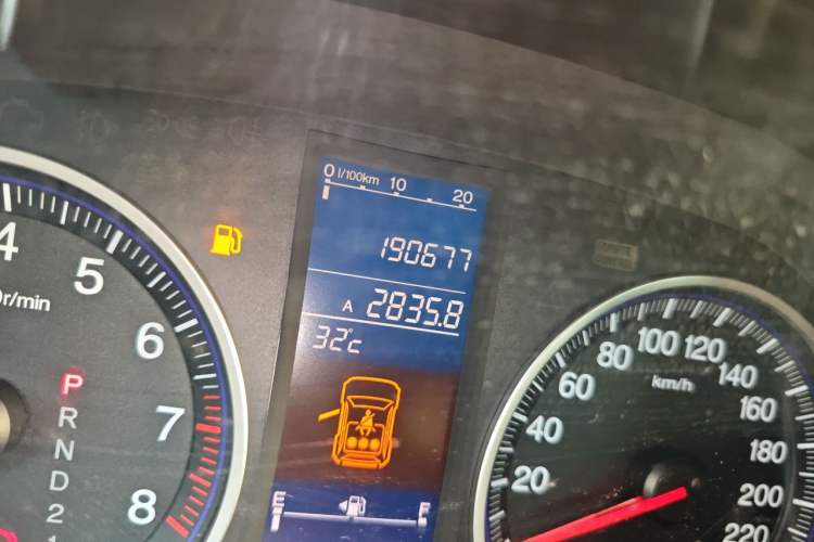 Used Honda CR-V 2010 2.0L automatic two-wheel drive urban version Odometer Close Up