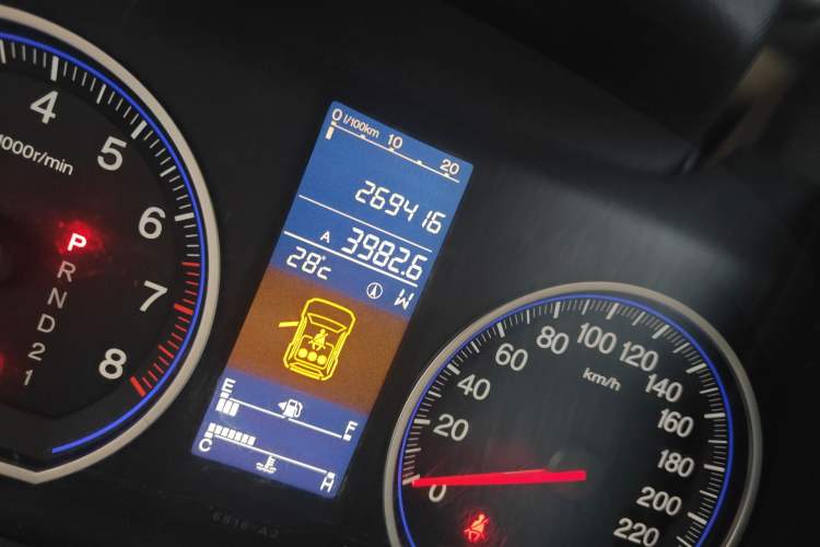 Used Honda CR-V 2010 2.4L automatic four-wheel drive luxury version Odometer Close Up