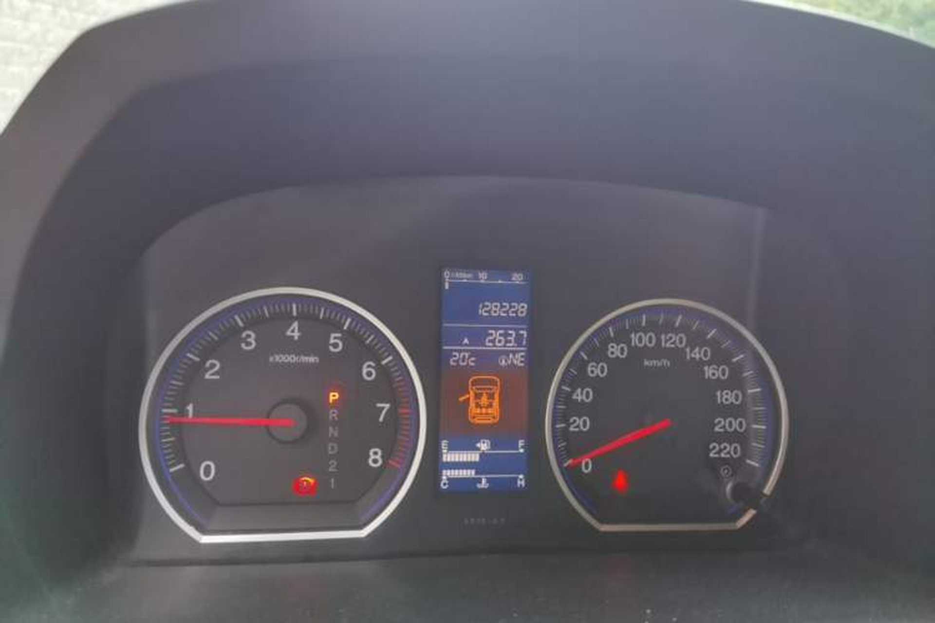 Used Honda CR-V 2010 2.4L automatic four-wheel drive luxury version Odometer Close Up