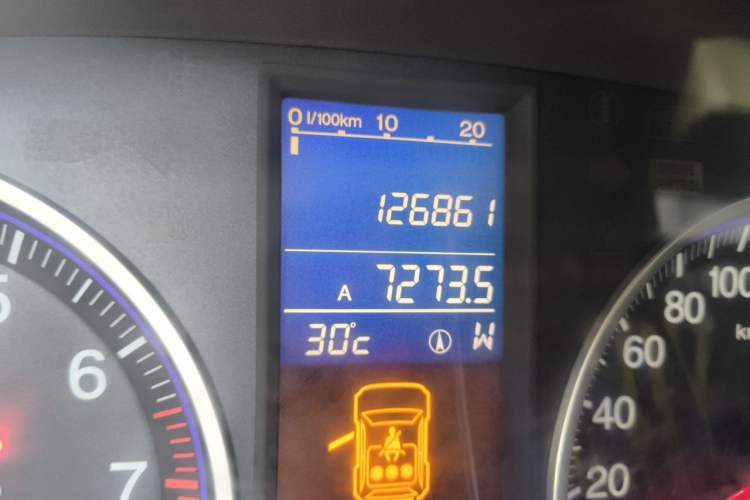 Used Honda CR-V 2010 2.4L automatic four-wheel drive luxury version Odometer Close Up