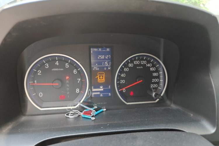 Used Honda CR-V 2010 2.4L automatic four-wheel drive luxury version Odometer Close Up