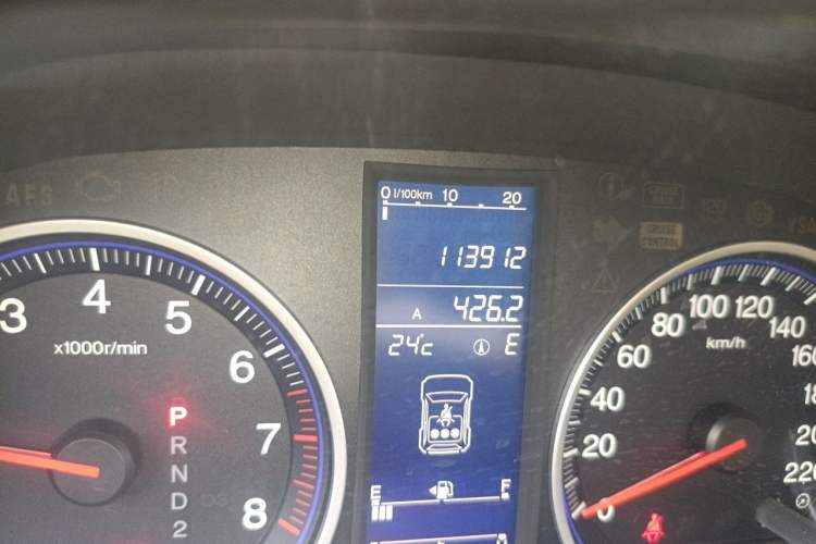 Used Honda CR-V 2010 2.4L automatic four-wheel drive luxury version Odometer Close Up