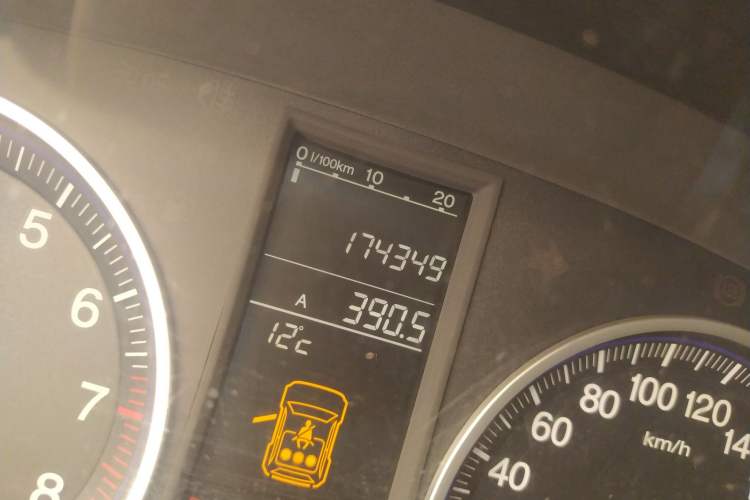 Used Honda CR-V 2010 2.0L manual two-wheel drive urban version Odometer Close Up