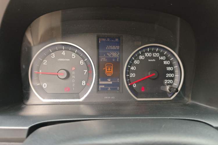 Used Honda CR-V 2010 2.4L automatic four-wheel drive luxury version Odometer Close Up