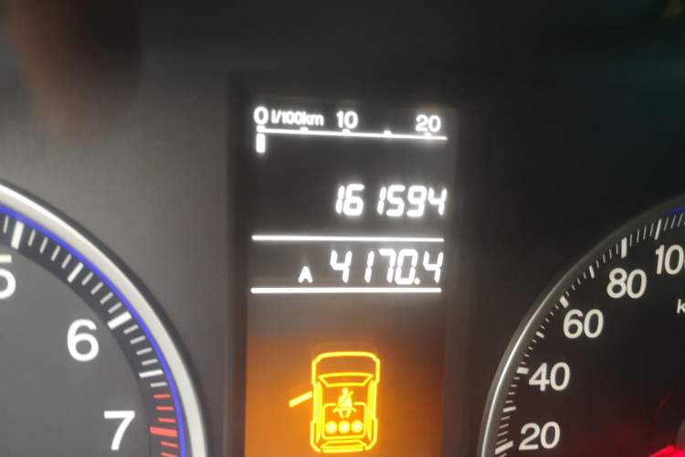 Used Honda CR-V 2010 2.0L manual two-wheel drive urban version Odometer Close Up
