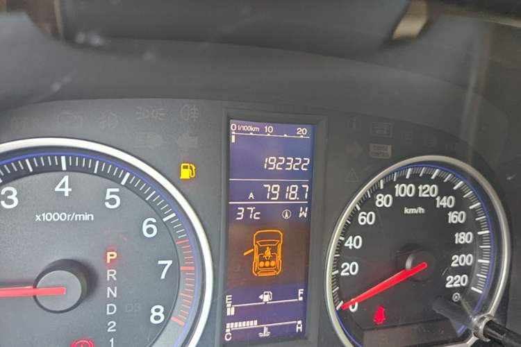 Used Honda CR-V 2010 2.4L automatic four-wheel drive luxury version Odometer Close Up