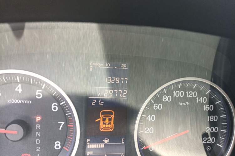 Used Honda CR-V 2010 2.0L automatic two-wheel drive urban version Odometer Close Up