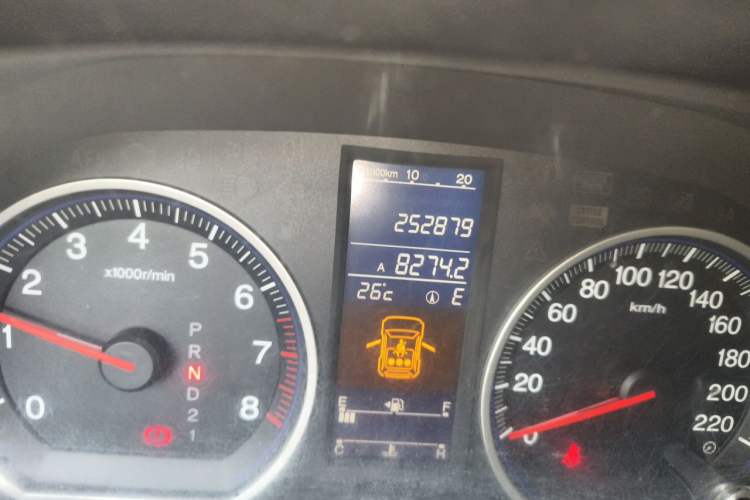 Used Honda CR-V 2010 2.4L automatic four-wheel drive luxury version Odometer Close Up