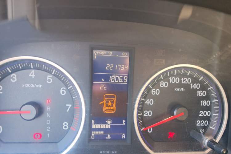 Used Honda CR-V 2010 2.0L automatic two-wheel drive urban version Odometer Close Up