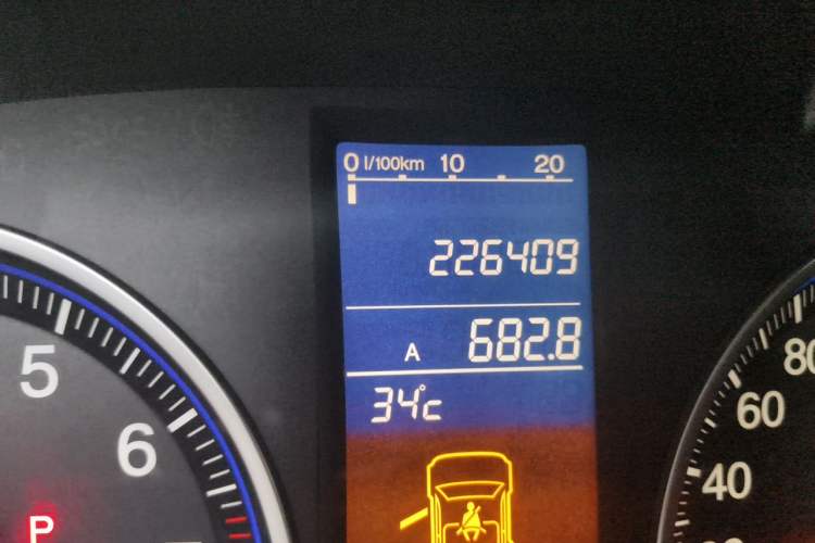 Used Honda CR-V 2010 2.0L automatic two-wheel drive urban version Odometer Close Up