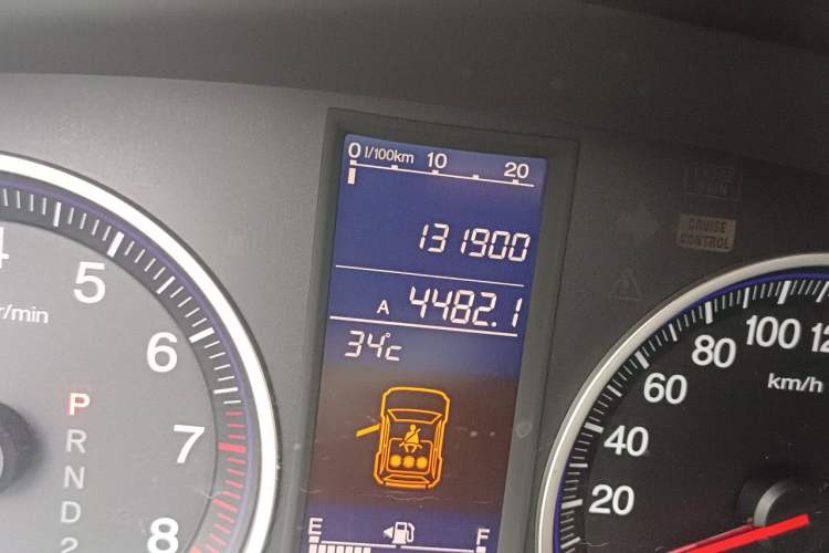 Used Honda CR-V 2010 2.0L automatic two-wheel drive urban version Odometer Close Up