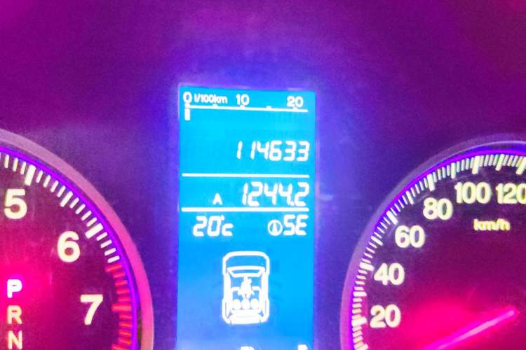 Used Honda CR-V 2010 2.4L automatic four-wheel drive luxury version Odometer Close Up