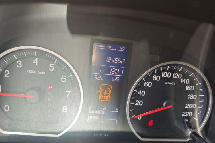 Used Honda CR-V 2010 2.4L automatic four-wheel drive luxury version Odometer Close Up